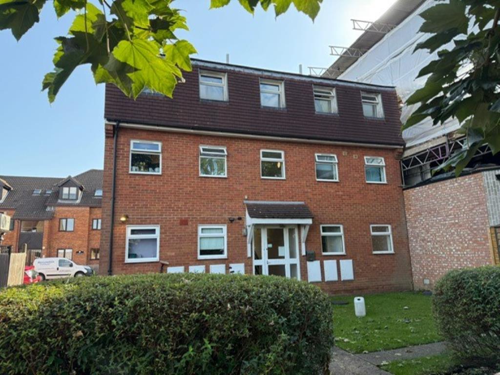 Lot: 121 - GROUND FLOOR APARTMENT FOR IMPROVEMENT - Back view of the building